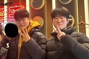 只剩官宣？韓網(wǎng)友分享與Zeus、Gumayusi兩人合影：一人比二 一人比三