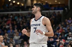 插翅難逃！基根·穆雷晃飛阿爾達(dá)馬出手三分被后者追回?fù)Q手蓋掉