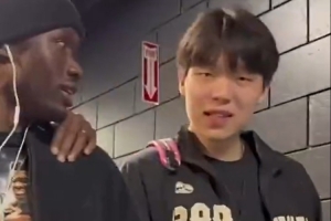 楊瀚森出鏡！開(kāi)拓者討論奶酪條怎么吃 小楊標(biāo)準(zhǔn)英語(yǔ)回答：咬它