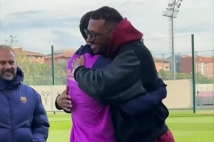 巴薩社媒曬博阿滕造訪訓(xùn)練基地視頻，與老隊友萊萬擁抱