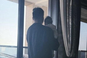 謝震業(yè)曬與孩子合照：這是第二次抱起你，已經(jīng)比之前重一倍了