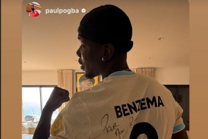 博格巴社媒曬身穿本澤馬簽名球衣照片，本澤馬轉(zhuǎn)發(fā)動態(tài)