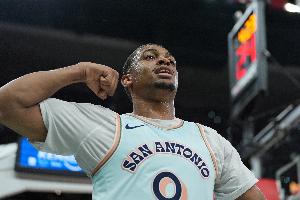 齊發(fā)力！半場(chǎng)凱爾登9中7砍下18分5板 ?？怂?中4貢獻(xiàn)12分6助3斷