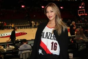 美女球迷到摩達(dá)中心穿楊瀚森球衣現(xiàn)場(chǎng)加油：楊瀚森很瘦！是嬰兒肥