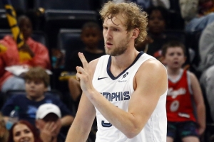 倆中鋒都不丟！蘭代爾三分命中 灰熊領(lǐng)先國(guó)王20+