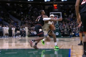 夾手臂了！特倫特進(jìn)攻犯規(guī) 雄鹿挑戰(zhàn)失敗