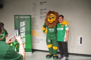 北京國安主場比賽后，俱樂部邀請部分獲選球迷家庭與隊員合影留念