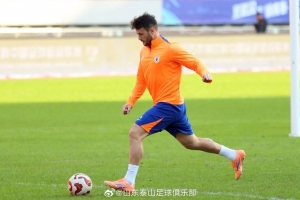 11月21日下午，山東泰山隊在武漢體育中心體育場進(jìn)行賽前踩場訓(xùn)練