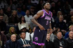 挑大梁！愛德華茲半場(chǎng)13中6砍并列最高16分 罰球3中2