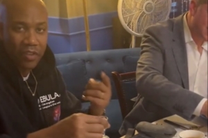 喝！馬布里請(qǐng)尼克斯工作人員喝茅臺(tái)：先干三杯后打圈沒毛病