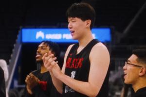 開拓者隊醫(yī)生日 楊瀚森好像快教會隊友中文版生日歌了