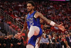 表現(xiàn)很給力！華盛頓14中8&三分8中5砍24分8板&關(guān)鍵封蓋費(fèi)爾斯三分