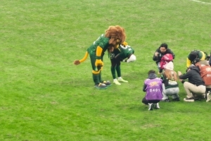 后來居上奪得本賽季中超金靴，國安外援法比奧賽后動情落淚