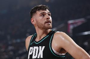 媒體人：開(kāi)拓者大殘陣客場(chǎng)反殺勇士 他們把勇士的籃板球搶爆了！