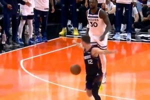 圖啥？蘭德爾后場莫名摟一把吉萊斯皮 被吹轉(zhuǎn)換犯規(guī)&送一罰一擲