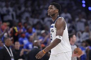 上來就有！愛德華茲借掩護(hù)干拔三分命中 同時(shí)戈貝爾被犯規(guī)還加罰