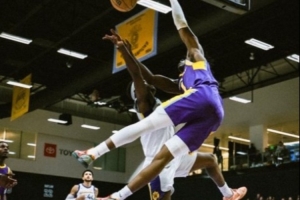 阿杜·蒂耶羅在G聯(lián)盟現(xiàn)驚天空接隔扣 把防守球員徹底撞翻了