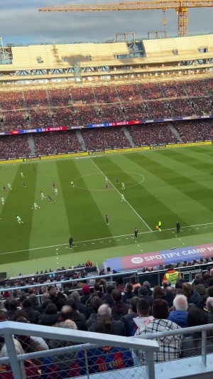 難忘傳奇！巴薩比賽第10分鐘，諾坎普場內(nèi)觀眾高喊“梅西 梅西”