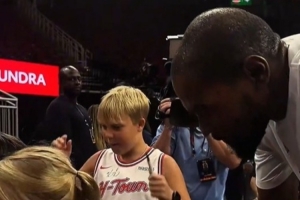 提前的祝福！杜蘭特賽前為幾名小球迷簽名：祝你們感恩節(jié)快樂