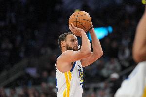 繼續(xù)對飚！樂福接球三分&庫里立馬追身撤步遠(yuǎn)投回應(yīng)