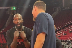 老隊友抱一抱！約基奇賽前與杰夫·格林熱聊 兩人手舞足蹈笑嘻嘻