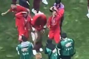 多少吧友干過海港奪冠賽后，蔣光太偷襲把古斯塔沃褲子脫了