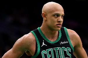 要起勢(shì)！杰倫·布朗四分衛(wèi)長(zhǎng)傳喂餅沃爾什 綠軍末節(jié)11-2打回懸念