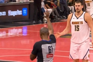 危險(xiǎn)的信號(hào)！約基奇身后搶板推人犯規(guī) 個(gè)人已經(jīng)5犯