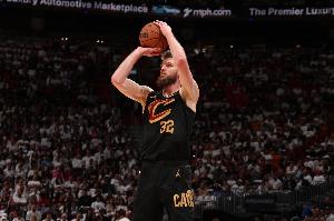 神來(lái)之筆！米切爾及時(shí)提醒 迪恩·韋德翻身強(qiáng)投壓哨命中