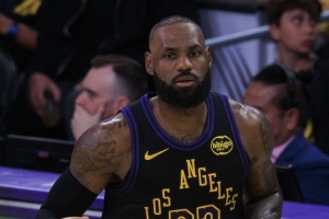記者：科比出戰(zhàn)最后一場季后賽時32歲 詹姆斯加盟湖人時已經34歲