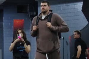 塞爾維亞大白熊抵達(dá)休斯敦！掘金曬約基奇“熊”赳赳闊步進(jìn)場