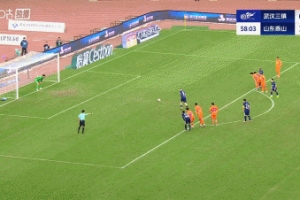 王大雷撲點(diǎn)！裁判看VAR后判三鎮(zhèn)獲點(diǎn)，圖多列點(diǎn)射被王大雷撲出！