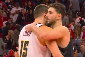 哥還是你猛??！申京賽后和約基奇擁抱寒暄