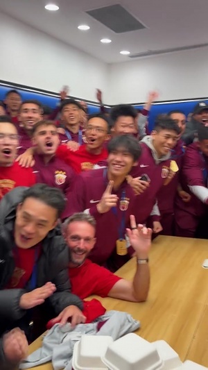 不潑香檳潑飲料！海港更衣室賽后狂歡，主帥穆斯卡特緊握獎(jiǎng)杯