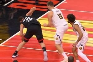 不敢怠慢！約基奇籃下防守申京被吹推人犯規(guī) 吃到個(gè)人第四犯