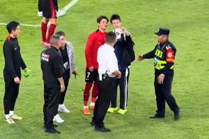 小球迷賽后沖入場(chǎng)內(nèi)，韋世豪示意安保人員松下手+與前者合影一張