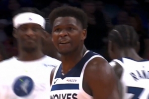 你能防住我？愛德華茲干拔三分命中后 各種垃圾話狂噴狄龍！