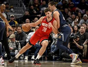 完全被碾壓！約基奇今日單防申京時 后者8投1中僅得到2分