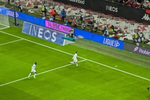 格林伍德挑釁尼斯球迷被投擲雜物，導(dǎo)致隊友埃莫森被打火機砸中