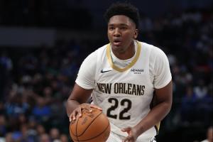 不愧是鄧肯看好的！“黑基奇”奎因表現(xiàn)全能拿下20分11板7助2斷！