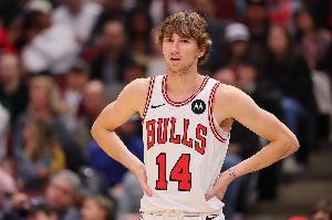 但愿無(wú)礙！布澤利斯突破踩到拉松腳面 被攙扶回更衣室