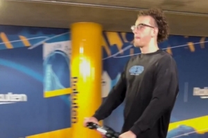 整活兒是把好手！勇士入場視頻：伙夫、穆迪沉穩(wěn) 波姐滑板車惹眼