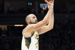 一馬平川！米切爾發(fā)球被斷 赫夫反擊起飛滑翔背扣