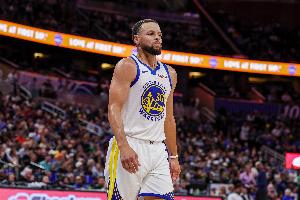 保留懸念！庫里面對卡馬拉命中撤步三分球