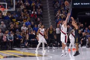 漂亮的三分很帥氣！庫里第二節(jié)突然爆發(fā) 連轟5個三分！