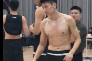 肌肉線條明顯！CBA體測現(xiàn)場直擊 劉曉宇這身材什么水平？