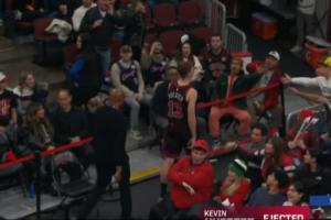 尷尬了！許爾特不滿(mǎn)判罰將球隨手一拍 結(jié)果砸到女裁判 被1T驅(qū)逐！