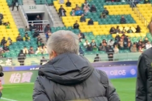 國(guó)安為廚師李師傅舉行特殊“退役”儀式，其為俱樂部工作了三十年