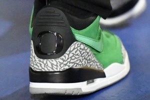 壕！庫(kù)里今日球場(chǎng)通道上腳的AJ3俄勒岡大學(xué)PE市價(jià)近8000美元