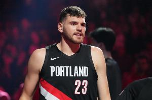 太狠了哥！庫里第二節(jié)連訓(xùn)克林根三個三分 后者毫無辦法